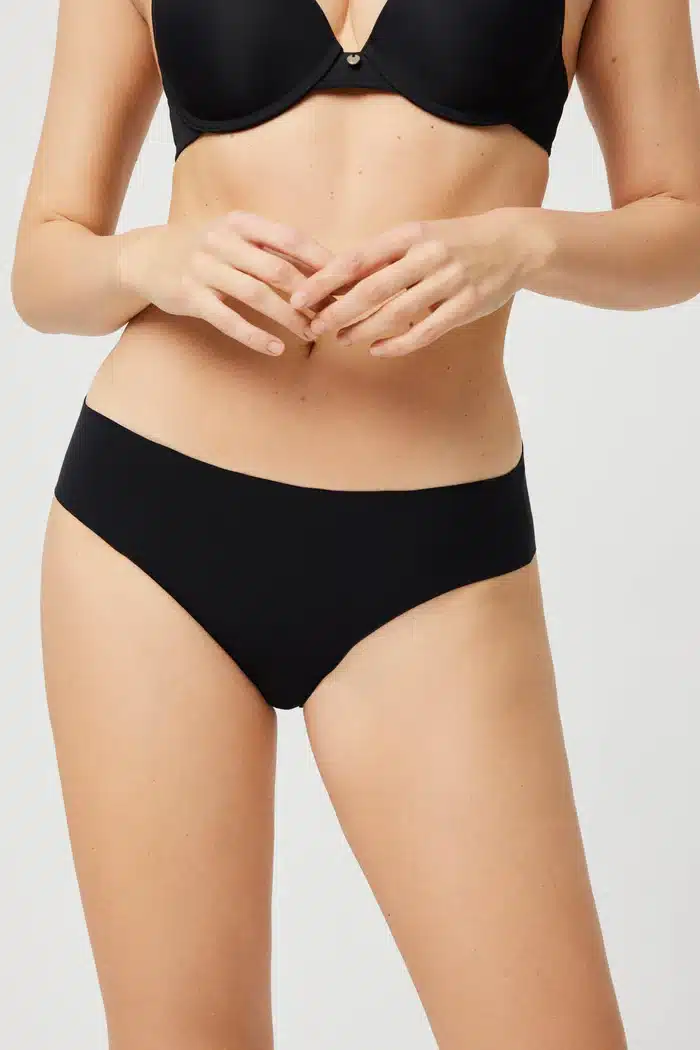 Slip donna midi invisibile taglio laser colore nero indossato