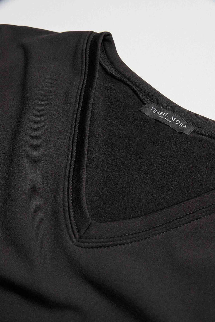 Maglia intima termica uomo collo a V manica lunga colore nero Ysabel Mora indossata