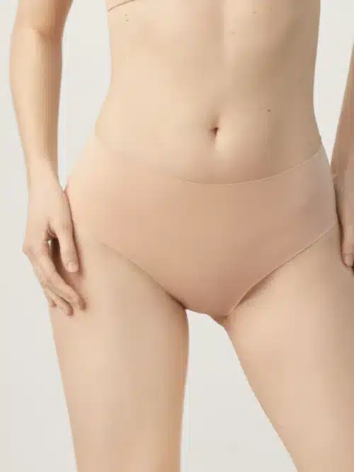 Slip donna vita alta invisibile taglio laser colore nudo indossato