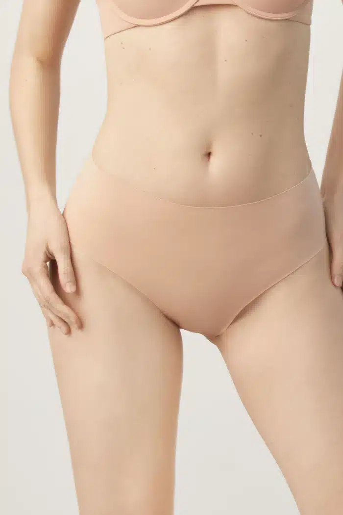 Slip donna vita alta invisibile taglio laser colore nudo indossato