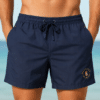 boxer mare uomo nautical blu navy su modello mezzo busto fronte con due tasche laterali dettaglio logo frontale