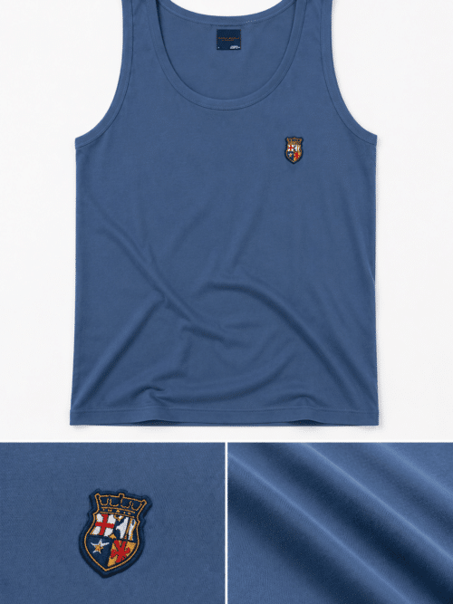 Canotta uomo colore denim Scuola Nautica Italiana con piccolo logo ricamato a petto dettaglio tessuto liscio in puro cotone leggero e cuciture morbide